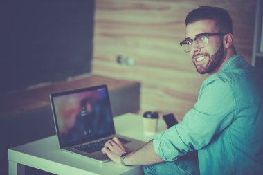 İnşaat üstünde belgili tanımlık laptop genç adam