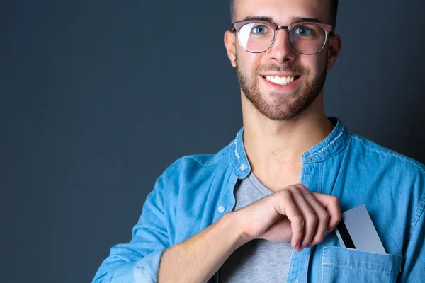 Hombre que tiene una tarjeta de crédito —  Fotos de Stock