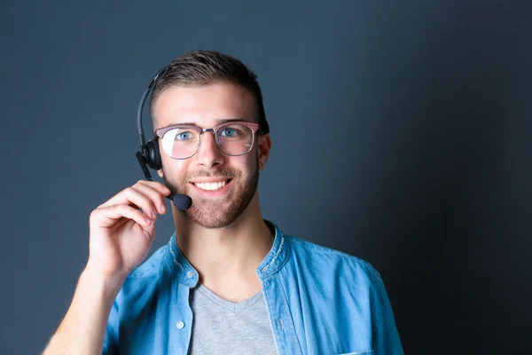 Retrato de varón joven con micrófono — Foto de Stock