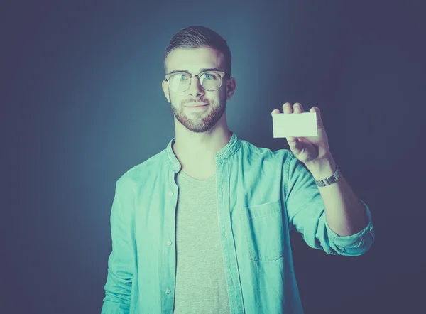 Hombre que tiene una tarjeta de crédito —  Fotos de Stock