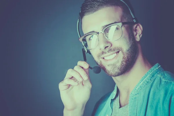 Portret van een jonge man met microfoon — Stockfoto