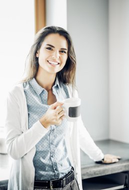 mutlu kadın evde Mutfakta çay içme