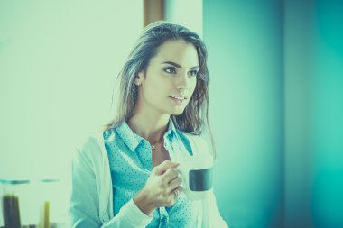 mutlu kadın evde Mutfakta çay içme