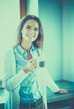 mutlu kadın evde Mutfakta çay içme