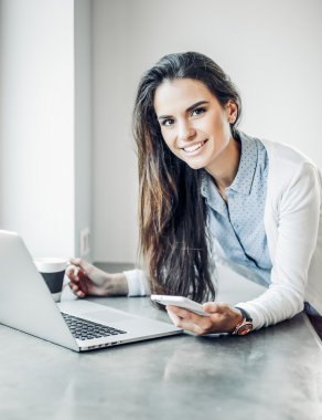 Genç kadın ayakta Resepsiyon yakınındaki