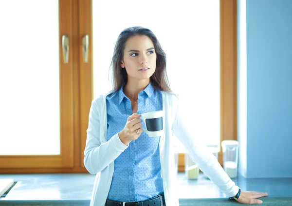 Mujer feliz bebiendo té en la cocina en casa —  Fotos de Stock