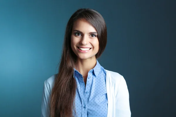 Porträt einer Geschäftsfrau vor dunklem Hintergrund — Stockfoto