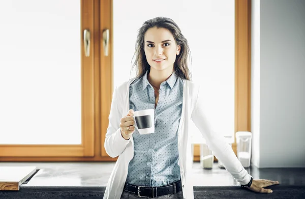 Femme heureuse de boire du thé dans la cuisine à la maison — Photo