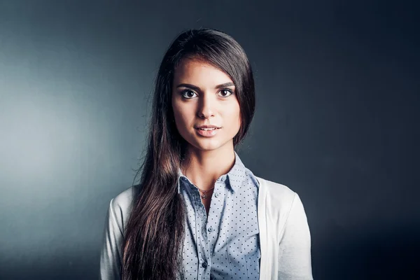 Portret van een zakenvrouw, tegen de donkere achtergrond — Stockfoto