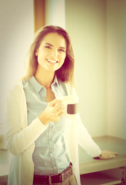 Mujer feliz bebiendo té en la cocina en casa — Foto de Stock