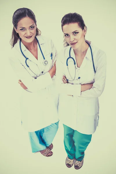 หมอสาวสองคน ยืนอยู่ในโรงพยาบาล — ภาพถ่ายสต็อก