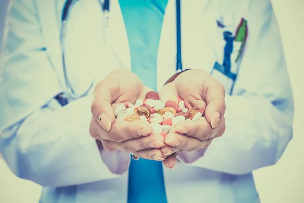 Доктор держит кучу лекарств в руке — стоковое фото