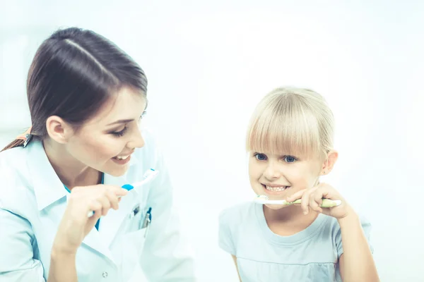Dentist and little girl in the dentist office. — Stock Photo, Image