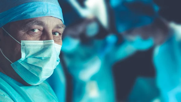 Týmový chirurg při práci — Stock fotografie