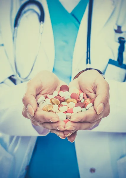 Läkare håller hög med droger i en hand — Stockfoto