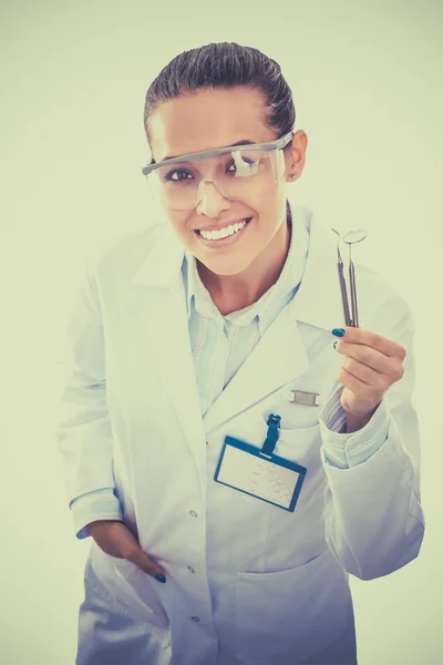 Un jeune dentiste avec un outil sur fond blanc — Photo