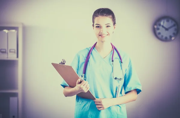 Kadın doktor hastanede dosyayla bekliyor. — Stok fotoğraf