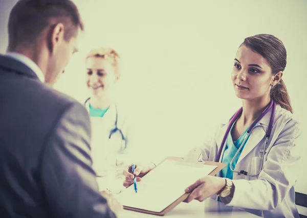 Équipe médicale assise à la table de l'hôpital moderne — Photo