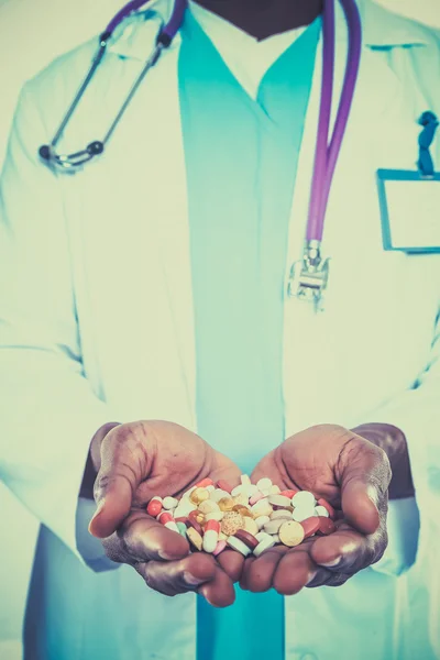 Africké lékaře ruce hospodářství pilulky — Stock fotografie