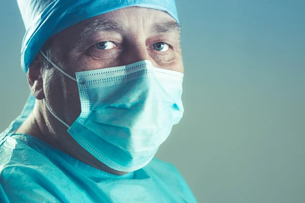Surgeon at work in operating room — Stock Photo, Image