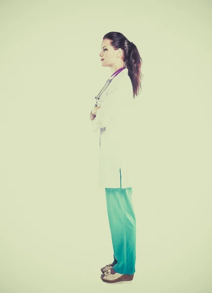 Sorridente medico donna in uniforme in piedi in ospedale — Foto Stock