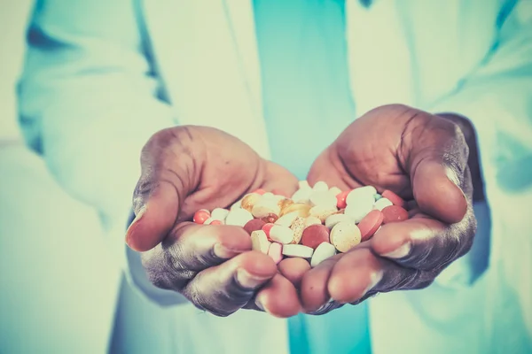 Afrikai orvos keze gazdaság tabletták — Stock Fotó