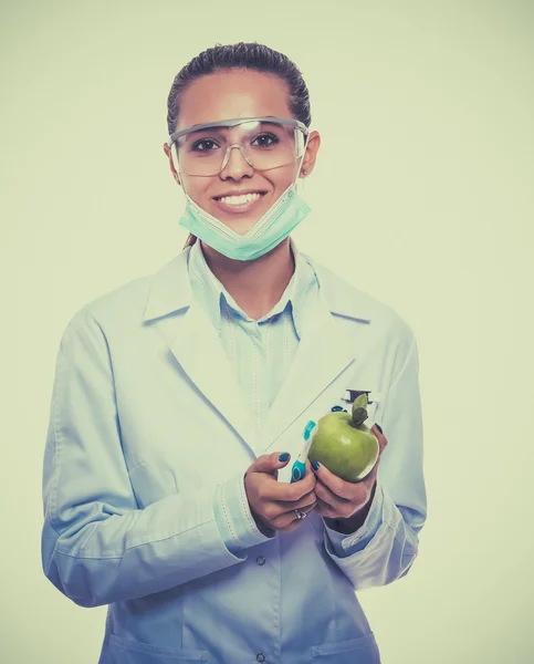 Fogorvos orvos nő tartsa zöld friss alma a kezében és fogkefe — Stock Fotó