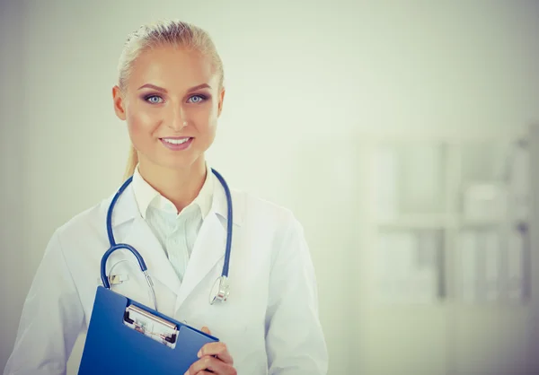 Femme médecin souriante avec un dossier en uniforme debout à hosp — Photo