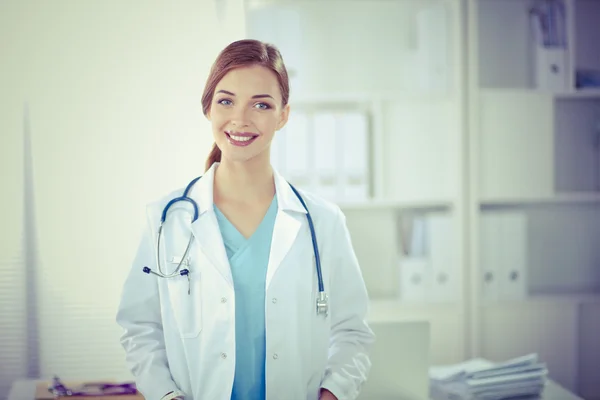 Porträtt av ung kvinna läkare med vit rock stående i hosp — Stockfoto