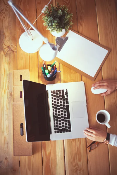 Joven mujer trabajando sentada en un escritorio —  Fotos de Stock