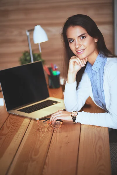 Junge Frau arbeitet am Schreibtisch — Stockfoto