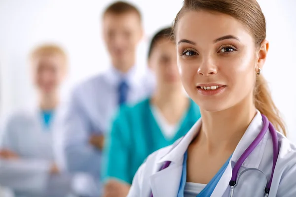 Grupo de médicos en el hospital, centrados en la mujer médica . — Foto de Stock