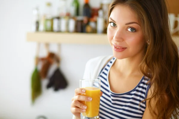 Retrato de una bonita mujer sosteniendo un vaso con sabroso jugo —  Fotos de Stock