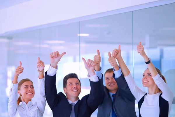 Grupo de empresarios mostrando pulgares hacia arriba. — Foto de Stock