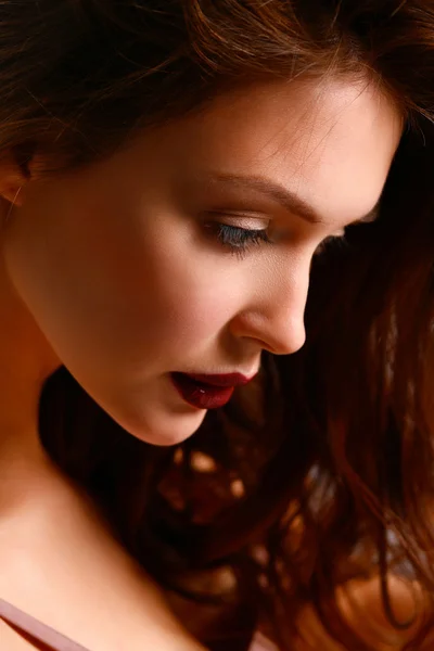 Retrato de mujer hermosa, aislado sobre fondo gris. —  Fotos de Stock