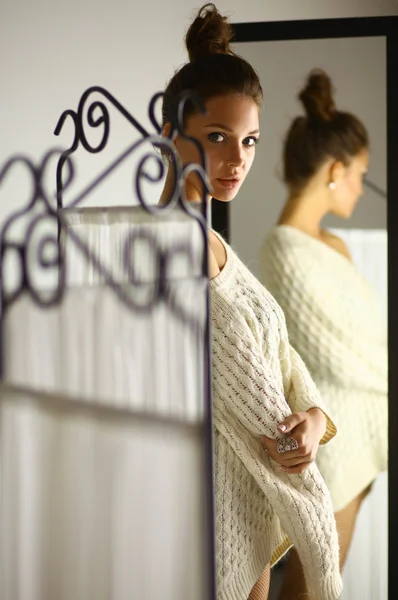 Portret ładny kobiety w sweter w domu — Zdjęcie stockowe