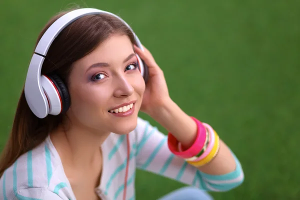 Mujer escuchando la música —  Fotos de Stock