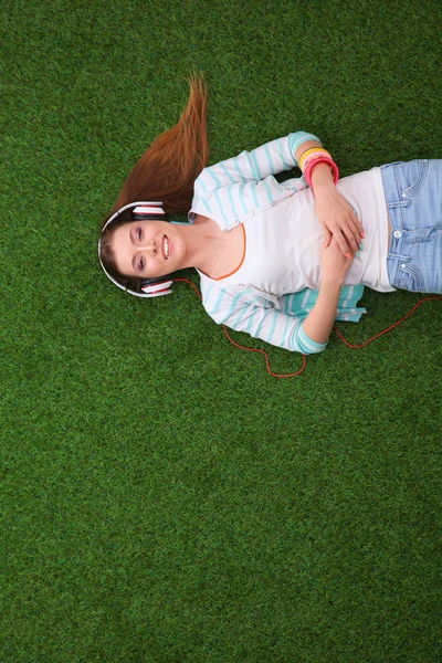 Vrouw die naar de muziek luistert — Stockfoto