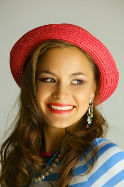 Πορτρέτο του νεαρή όμορφη μελαχρινή γυναίκα με καπέλο — Φωτογραφία Αρχείου