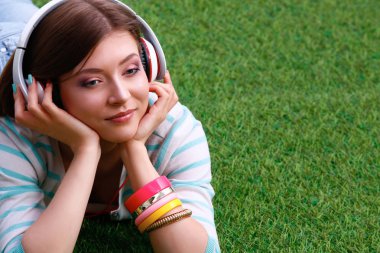 kadının okuma kitabı yeşil çimenlerin üzerinde oturur