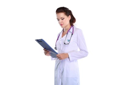 Hastanede üniformalı, gülümseyen bir kadın doktor.