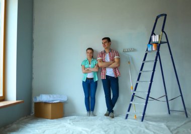 Yeni eve taşınan genç çiftin portresi.