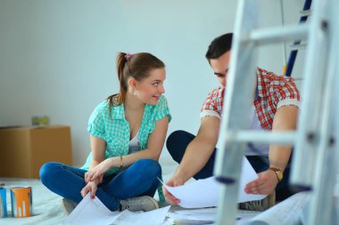 Genç çift katta oturan ve onlar hakkında tasarruf hesaplama