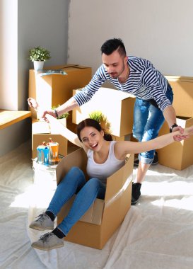 Mutlu genç çift açma veya kutu ambalaj ve yeni evine taşıdıktan