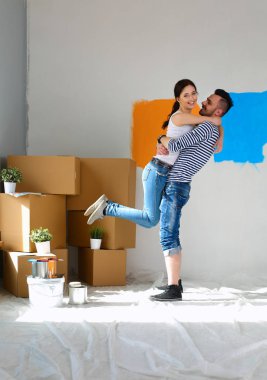 Mutlu genç çift yeni eve taşınıyor.