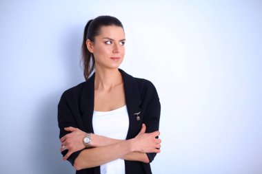 ayakta, gri arka plan üzerinde izole genç kadın