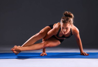 Germe egzersiz yoga yaparken spor kız portresi