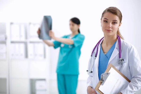 Γυναίκα γιατρός στέκεται με το φάκελο στο νοσοκομείο — Φωτογραφία Αρχείου