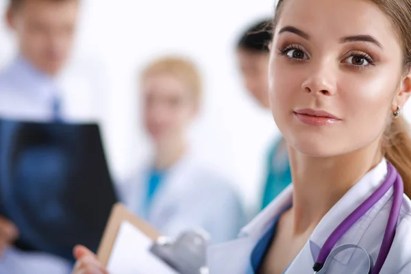 Žena lékař stojící se složkou v nemocnici — Stock fotografie