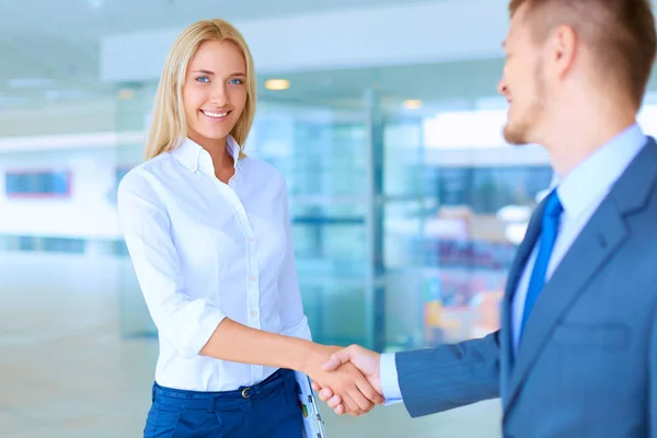 Dos personas de negocios exitosas estrechándose la mano entre sí —  Fotos de Stock